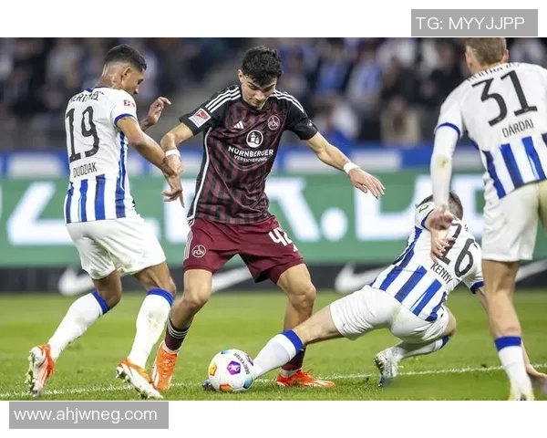 足球明星在赛季中狂轰18球展现超凡实力引发球迷热议